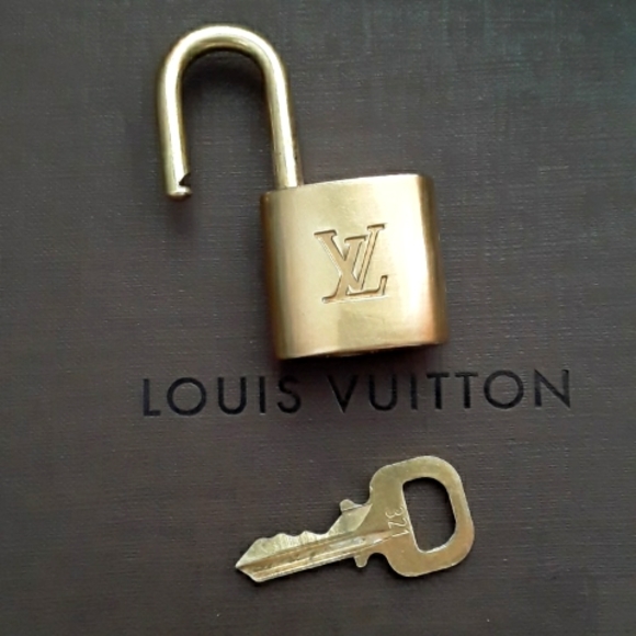 Auth LOUIS VUITTON #321 Lock & Key, Brass - Picture 11 of 17